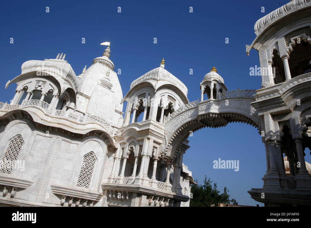 Santuario Samadhi (mausoleo) di Bhaktivedanta Swami Prabhupada, costruito di marmo bianco, in Vrindavan (Uttar Pradesh). India. Foto Stock