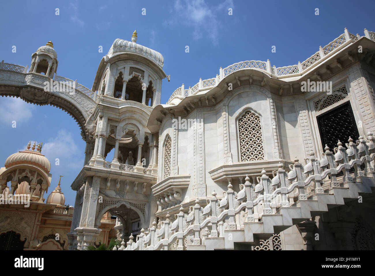 Santuario Samadhi (mausoleo) di Bhaktivedanta Swami Prabhupada, costruito di marmo bianco, in Vrindavan (Uttar Pradesh). India. Foto Stock