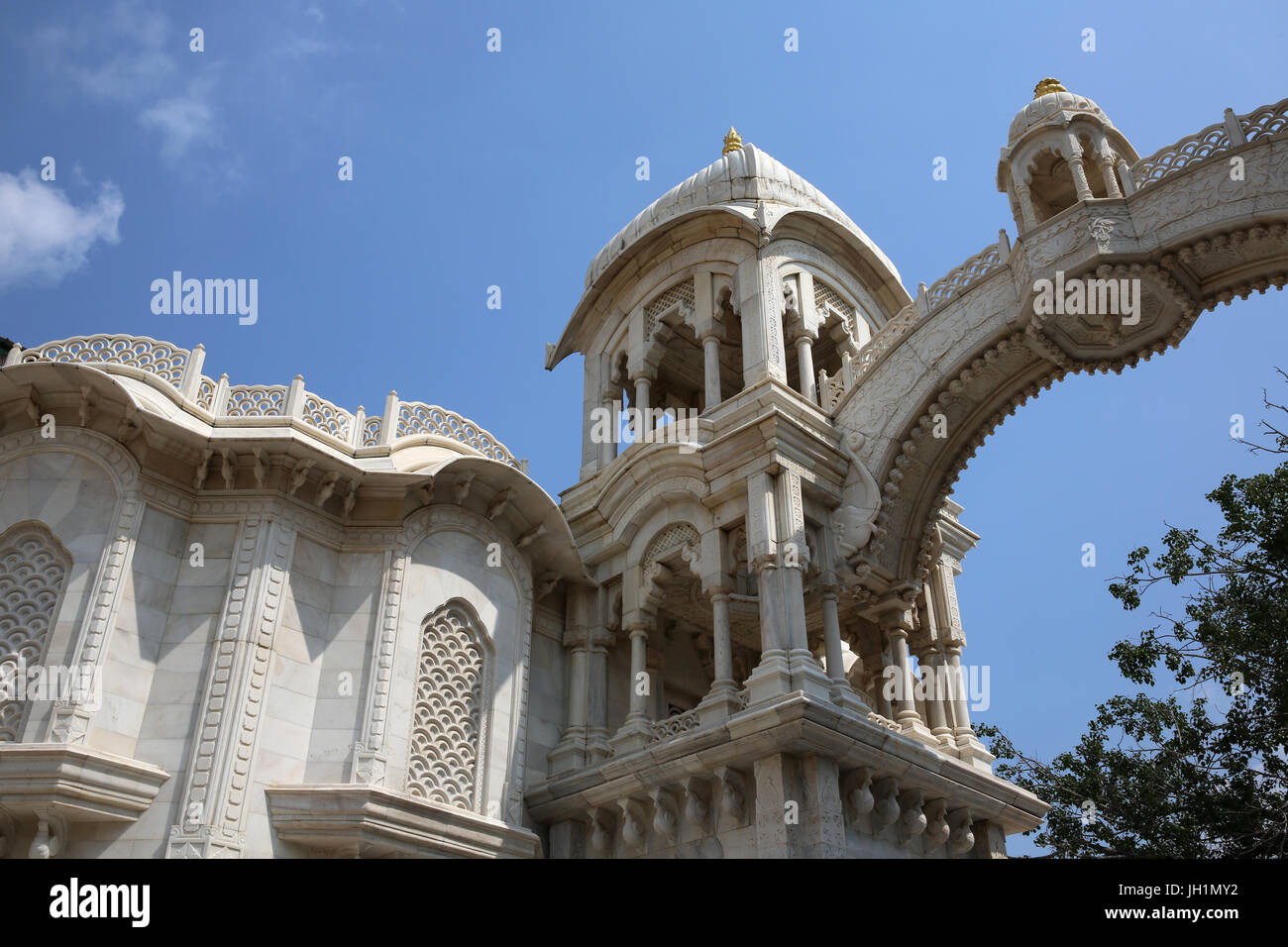 Santuario Samadhi (mausoleo) di Bhaktivedanta Swami Prabhupada, costruito di marmo bianco, in Vrindavan (Uttar Pradesh). India. Foto Stock