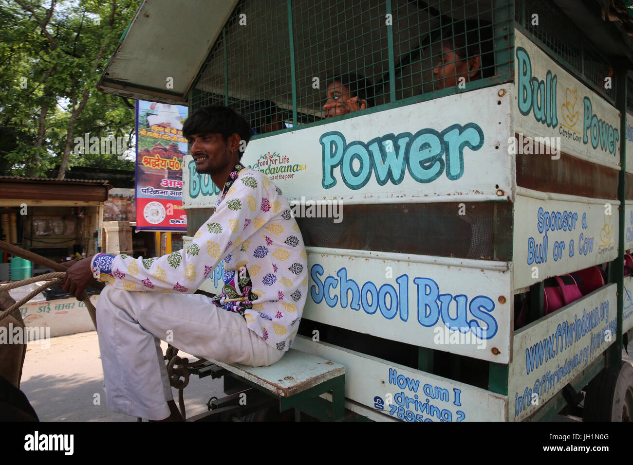 Sandipani Muni scuola per ragazze bisognose gestito da Food for Life Vrindavan. Il trasporto. India. Foto Stock