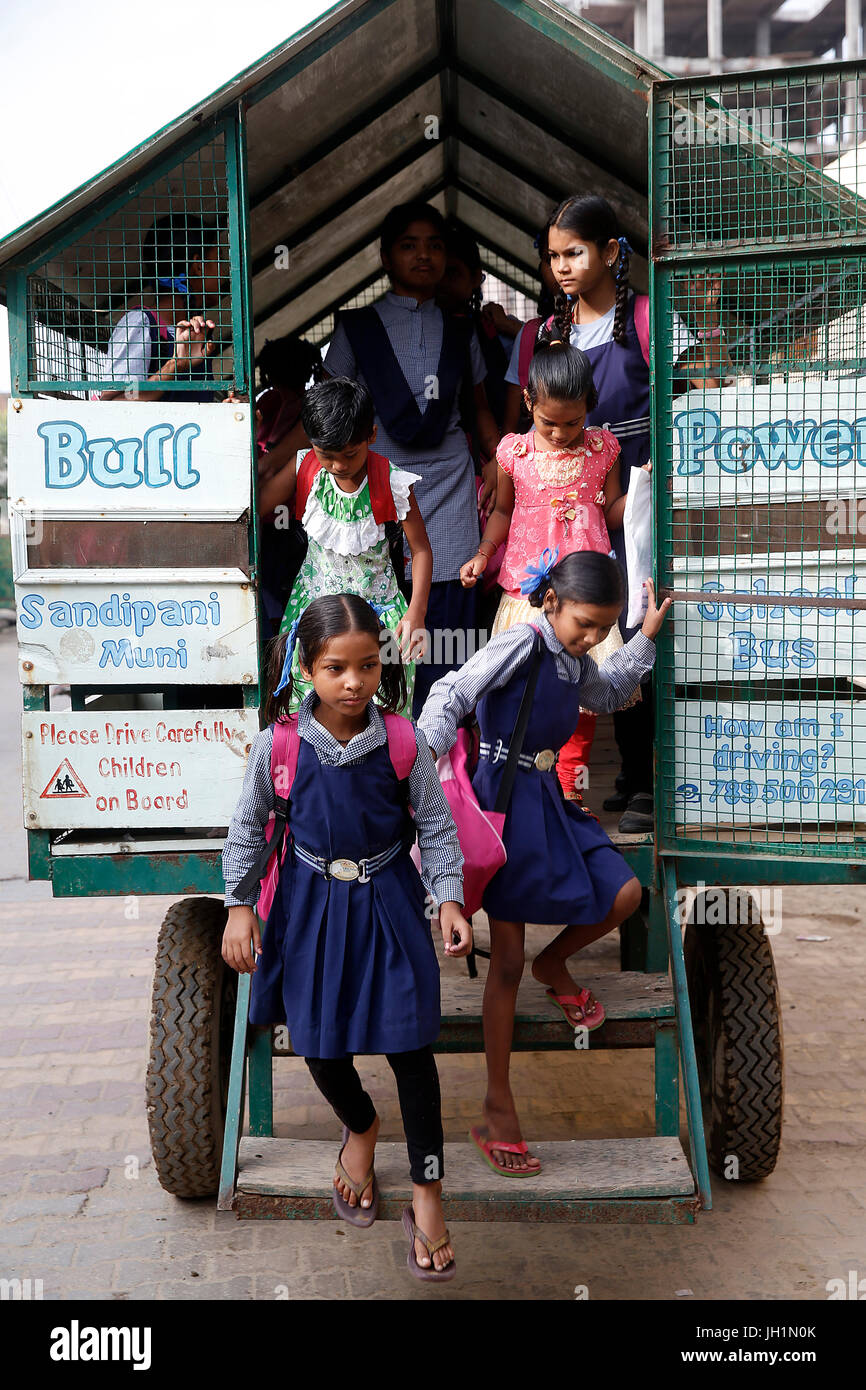 Sandipani Muni scuola per ragazze bisognose gestito da Food for Life Vrindavan. Il trasporto. India. Foto Stock