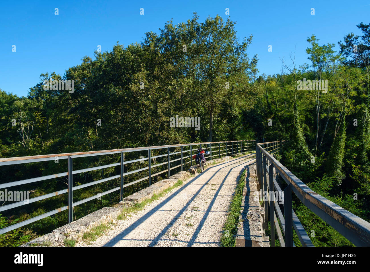 Parenzana è percorso ciclabile che conduce lungo la ex-ferrovia da Trieste  a Parenzo Foto stock - Alamy