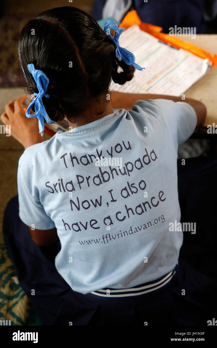 Sandipani Muni scuola per ragazze bisognose gestito da Food for Life Vrindavan. T-shirt ringraziando Bhaktivedanta Swami Prabhupada, fondatore del movimento iSKCON. Foto Stock