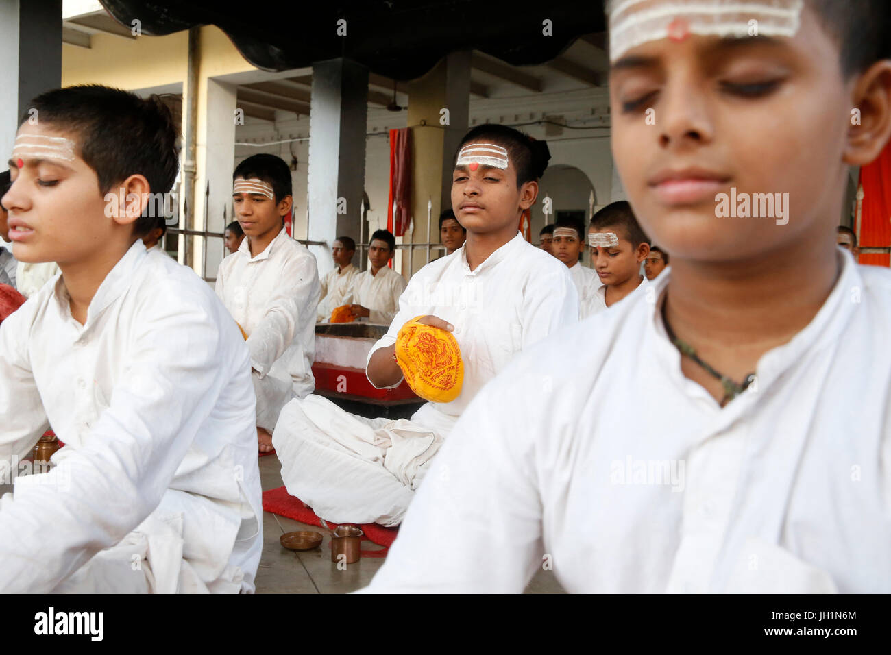 Brahmachari agli studenti di mettere in pratica la meditazione in un tempio Vrindavan, Uttar Pradesh. India. Foto Stock