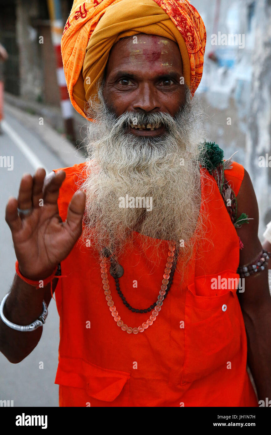 Indian sadhu sventolando in Vrindavan, Uttar Pradesh. India. Foto Stock