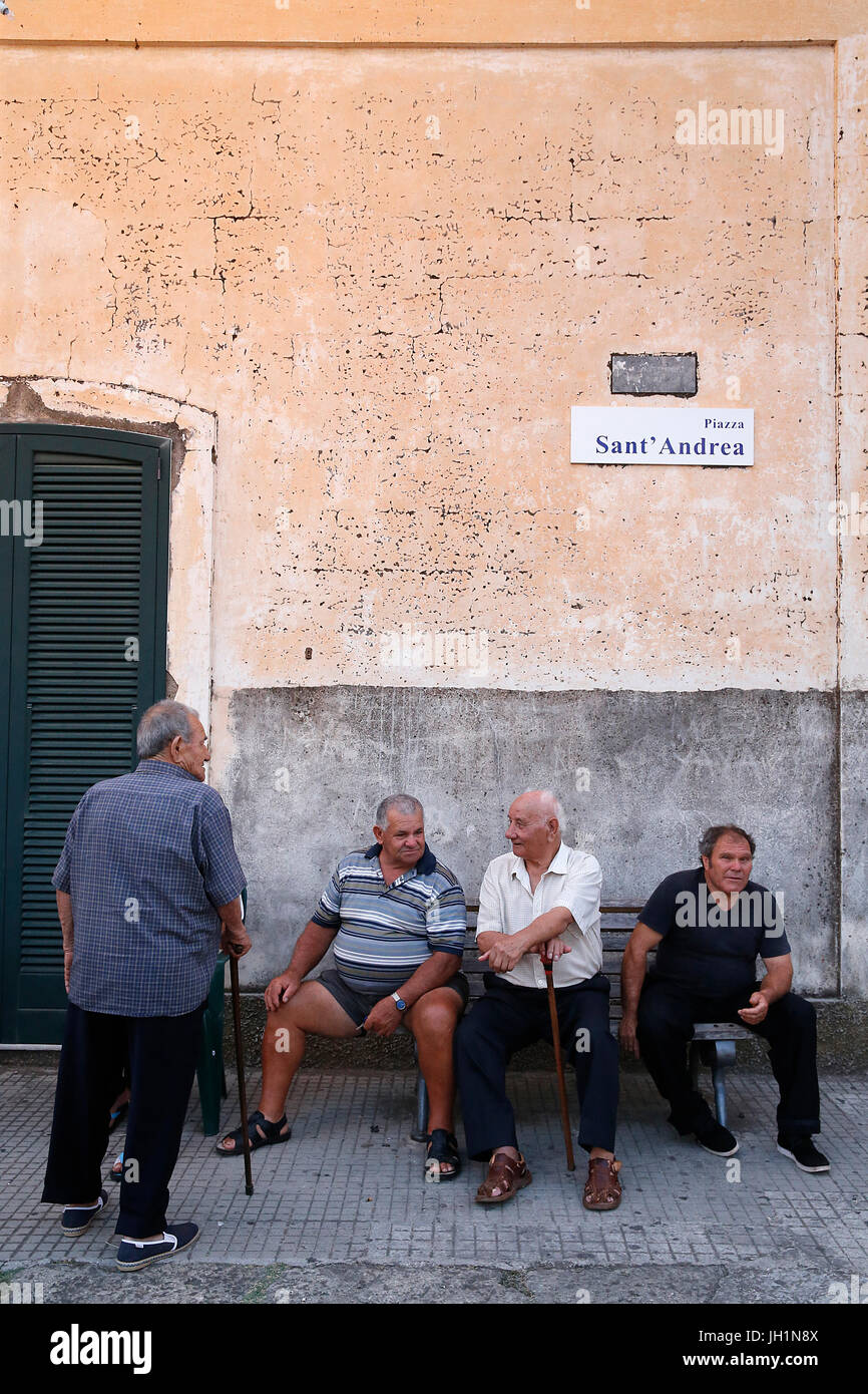 I cittadini anziani nel Salento. L'Italia. Foto Stock