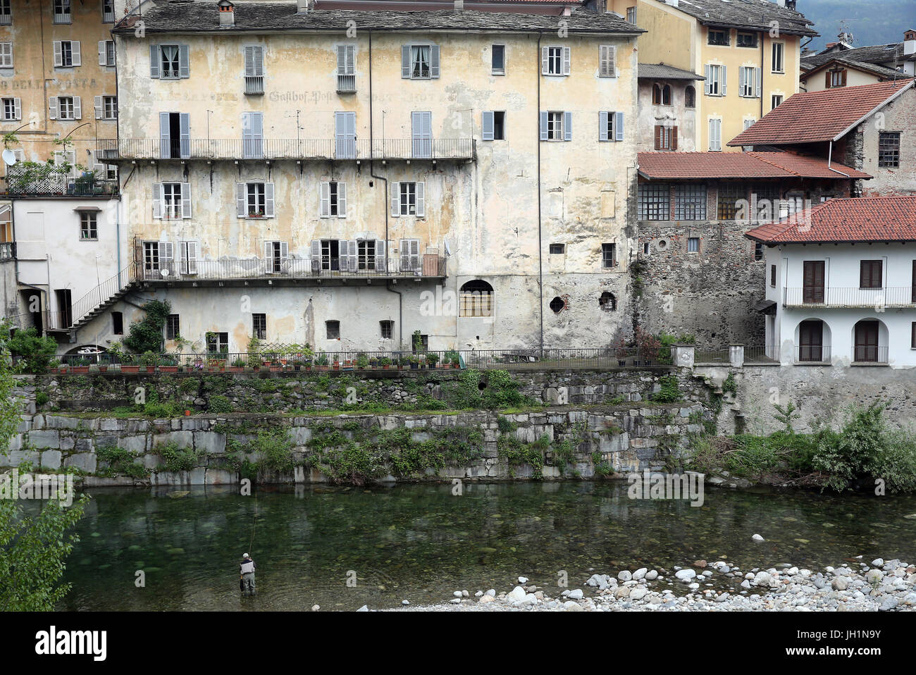 Tipiche Case sul fiume Mastallone di Varallo Sesia. Foto Stock