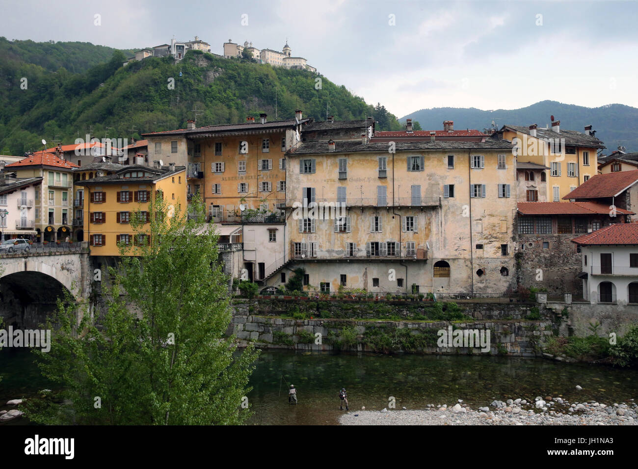 Tipiche Case sul fiume Mastallone di Varallo Sesia. Foto Stock