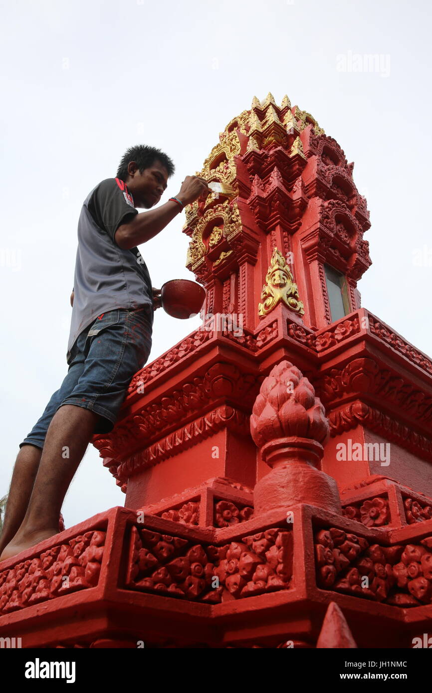 Tempio Khmer dato una nuova mano di vernice. Cambogia. Foto Stock