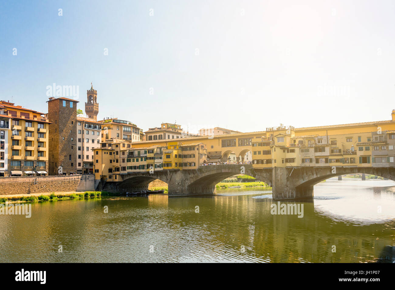 Pietra medievale Ponte Vecchio sull'Arno a Firenze, Toscana, Italia. Firenze è una popolare destinazione turistica di Europa Foto Stock