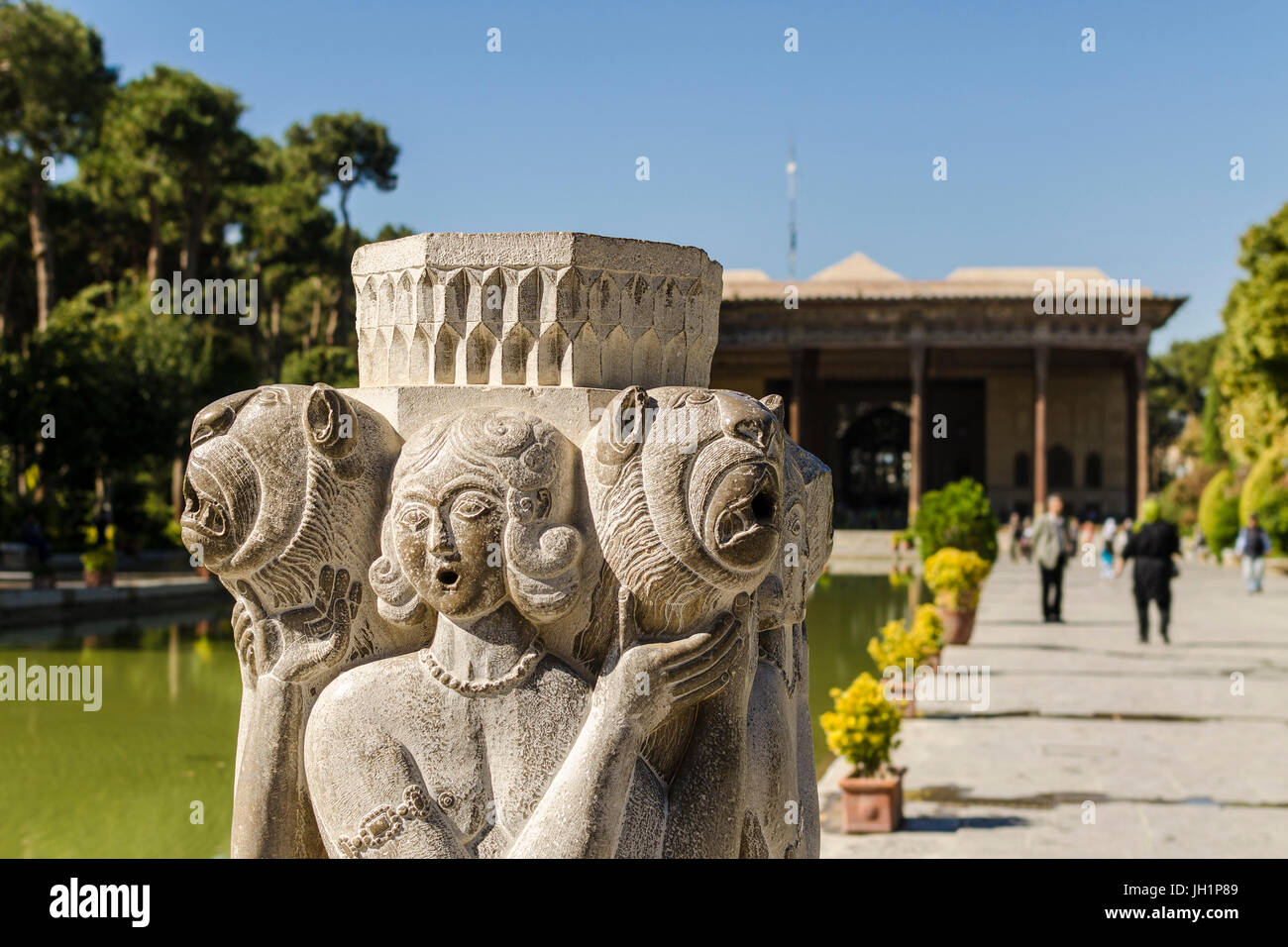 Fontana di pietra di Chehel sotoun palace di Isfahan, Iran Foto Stock