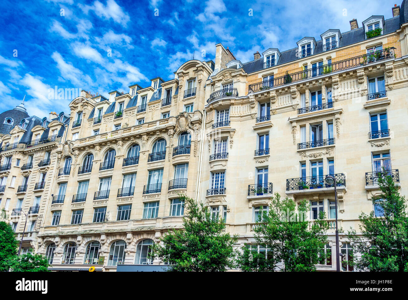 Appartamenti a Parigi in una bella giornata di sole Foto Stock