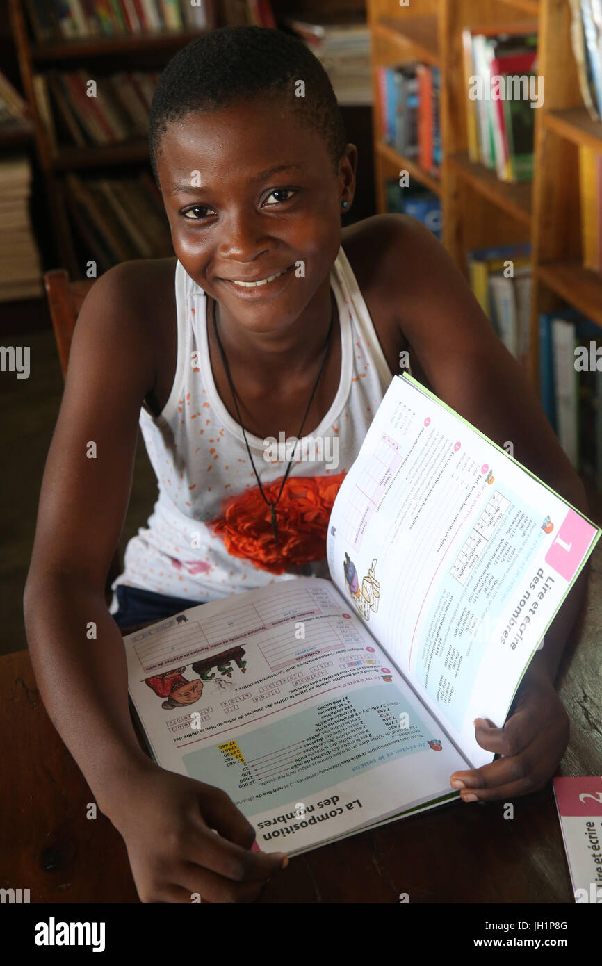 Scuola africana sponsorizzata dalla ong francese : la Chaine de l'Espoir. La libreria. Lomé. Il Togo. Foto Stock