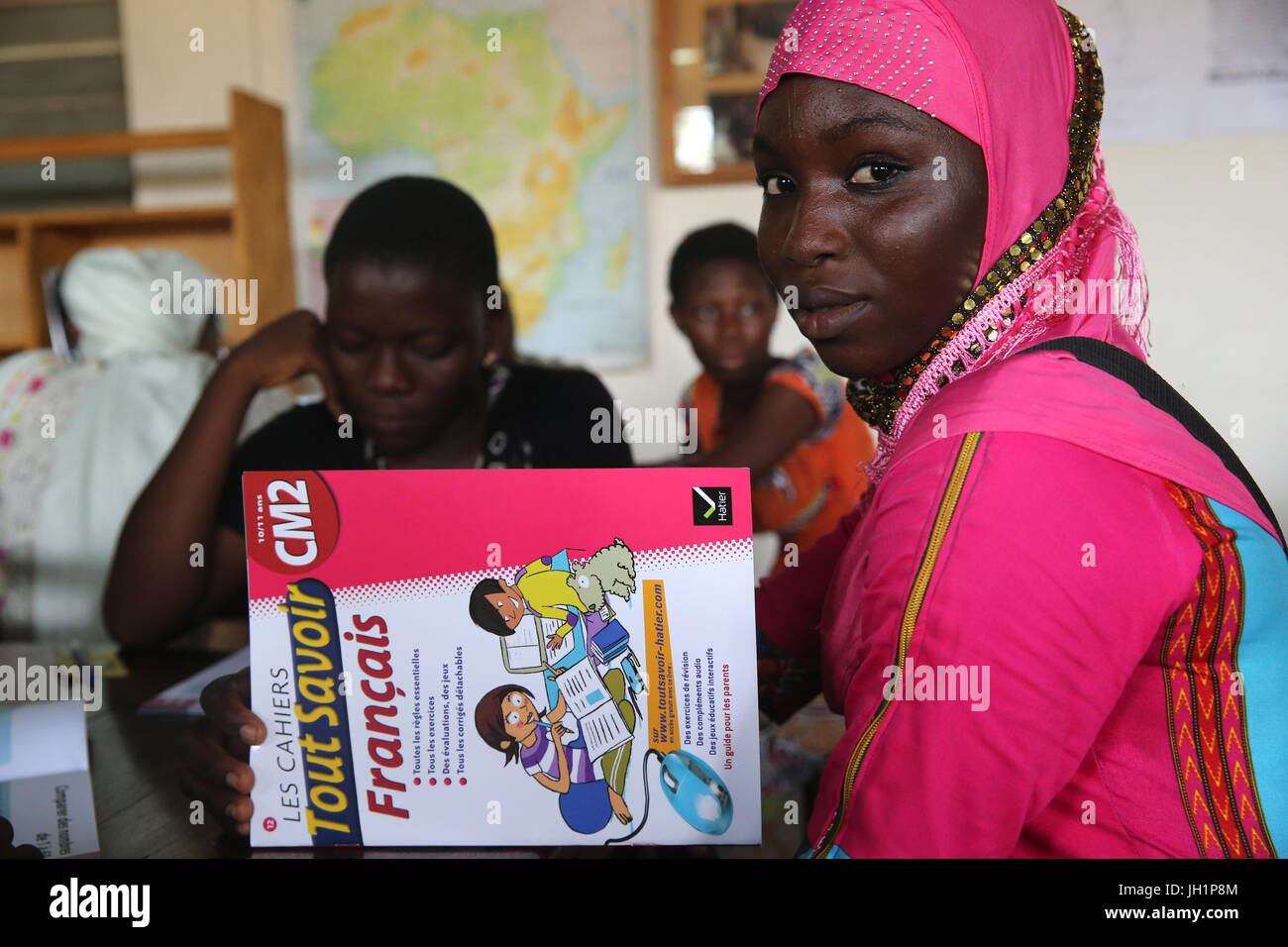 Scuola africana sponsorizzata dalla ong francese : la Chaine de l'Espoir. La libreria. Lomé. Il Togo. Foto Stock