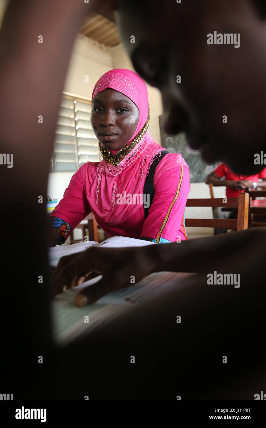 Scuola africana sponsorizzata dalla ong francese : la Chaine de l'Espoir. La libreria. Lomé. Il Togo. Foto Stock