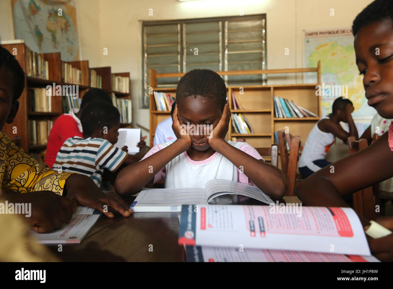 Scuola africana. Bambini sponsorizzati dalla ong francese : la Chaine de l'Espoir. La libreria. Lomé. Il Togo. Foto Stock