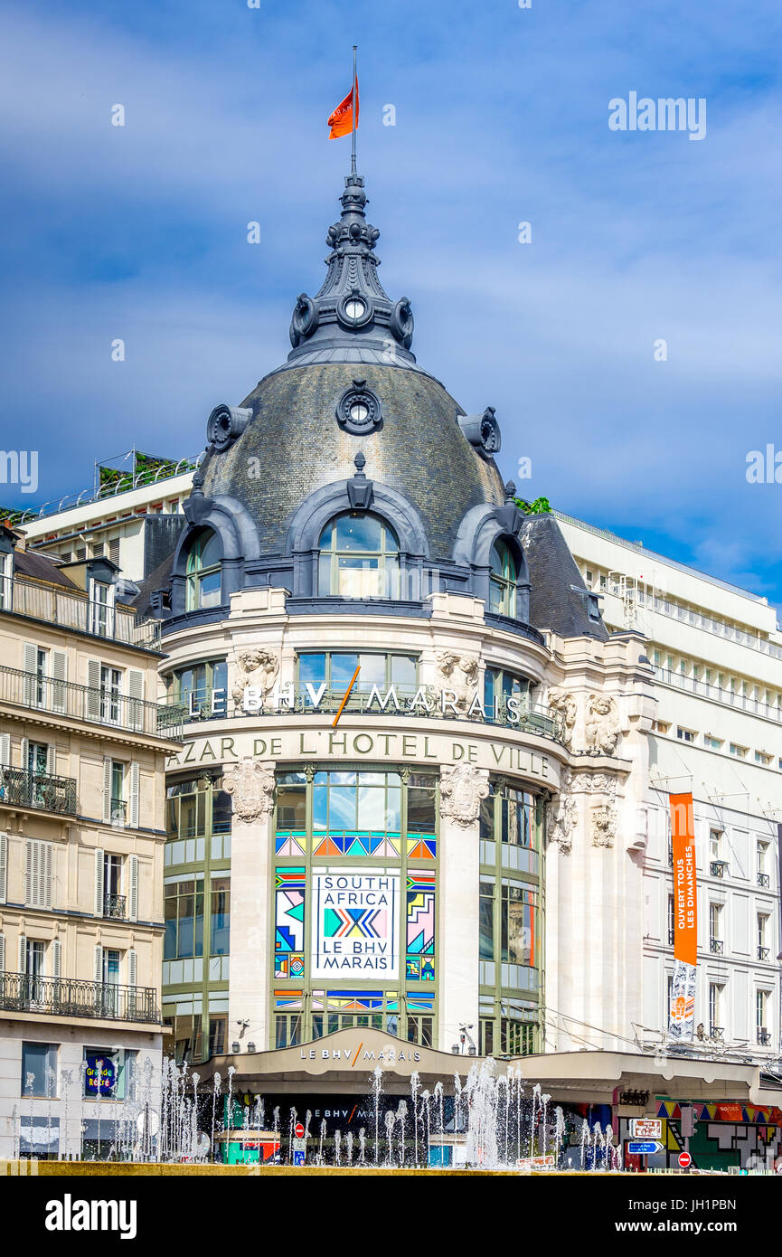 Il centro commerciale BHV Marais sulla famosa Rue de Rivoli a Hôtel de Ville, Parigi, Francia Foto Stock