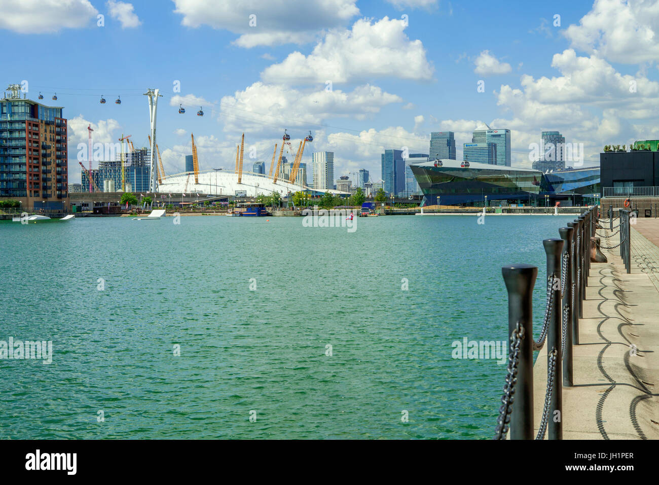 Vista da Docklands di Londra, si affaccia sul Tamigi e 02 dome a Londra su una soleggiata giornata d'Estate, Regno Unito Foto Stock