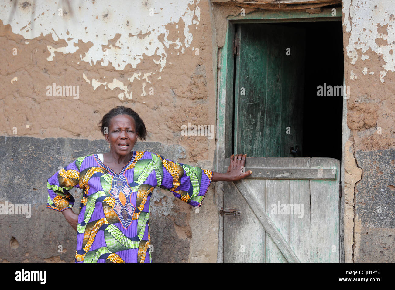 Vita di villaggio africana. Donna di fronte a casa. Il Togo. Foto Stock