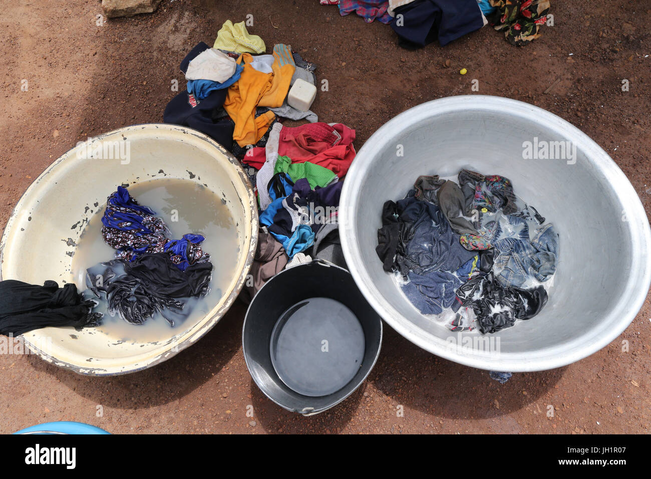 Vita di villaggio africana. Servizio lavanderia. Il Togo. Foto Stock