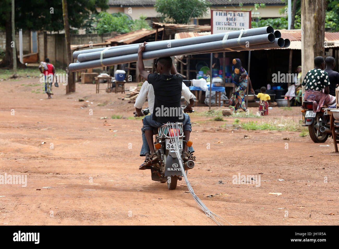 Strada africana. Moto. Il Togo. Foto Stock