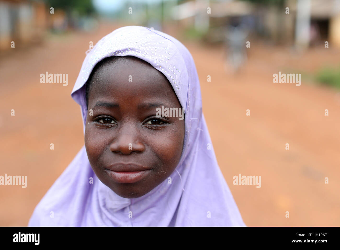 Africain bambina indossa velo musulmano. Il Togo. Foto Stock