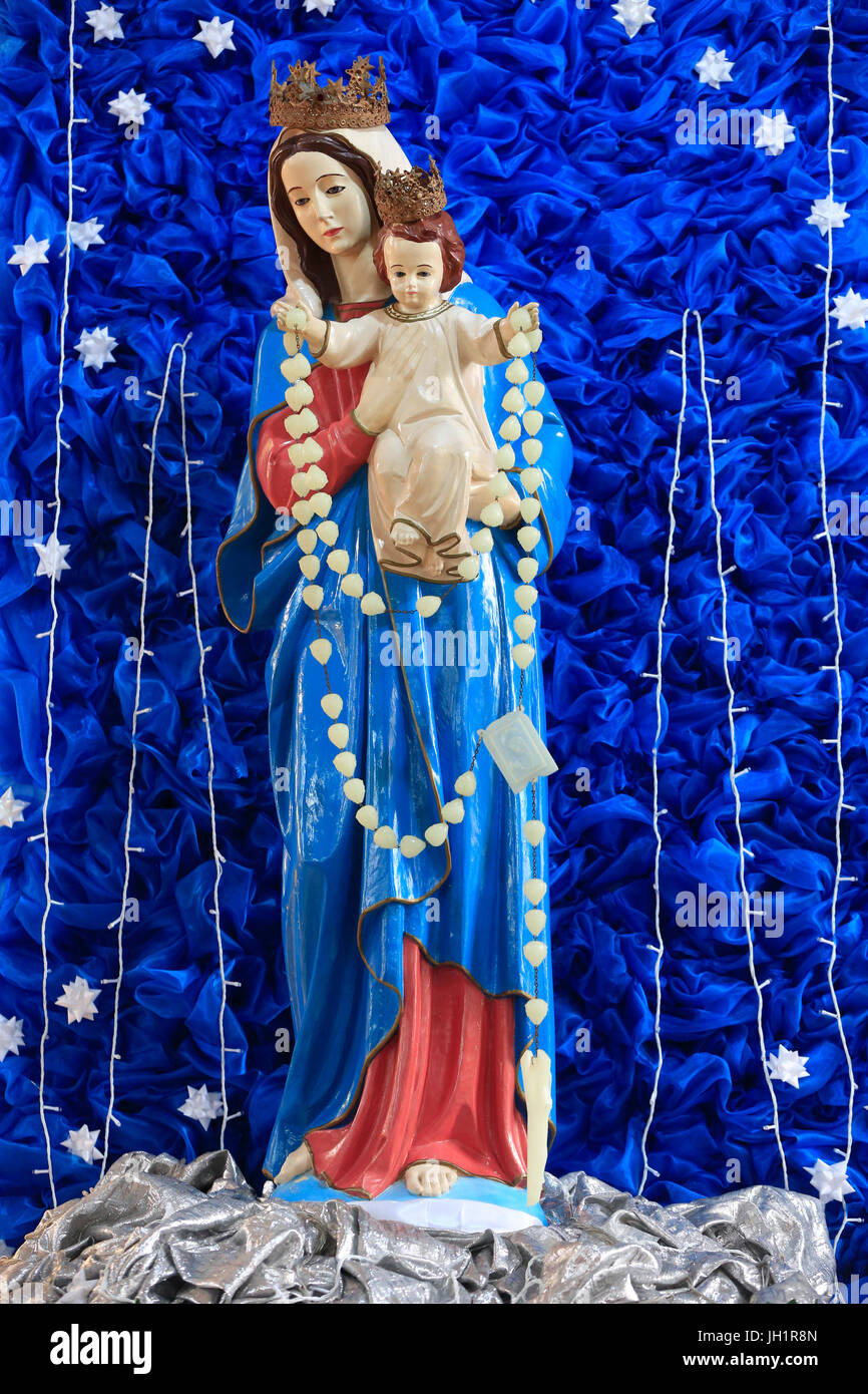 Lomé La Cattedrale del Sacro Cuore. Vergine Maria e Gesù statua. Lomé. Il Togo. Foto Stock