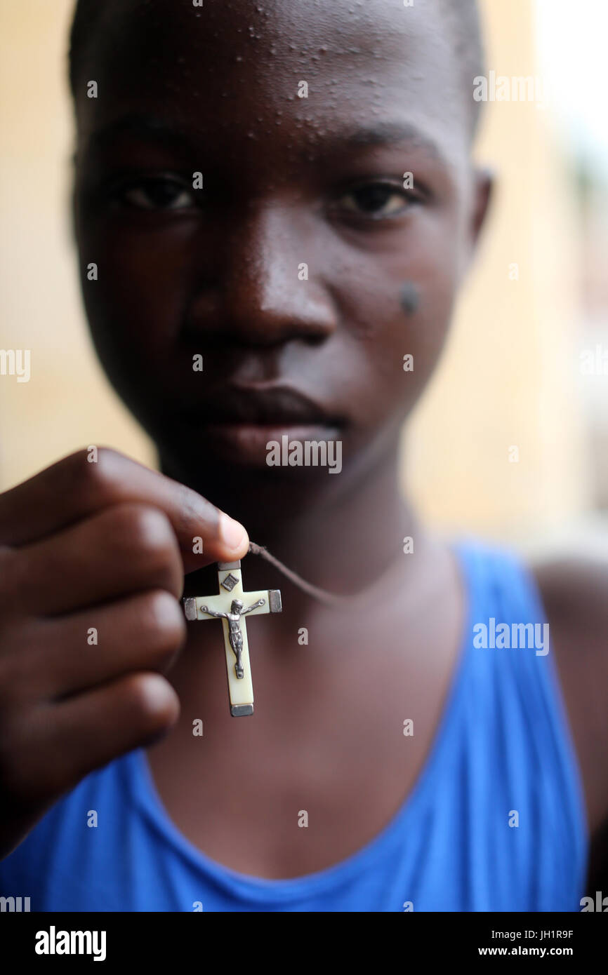 Pendente con Gesù Cristo crocifisso. Lomé. Il Togo. Foto Stock