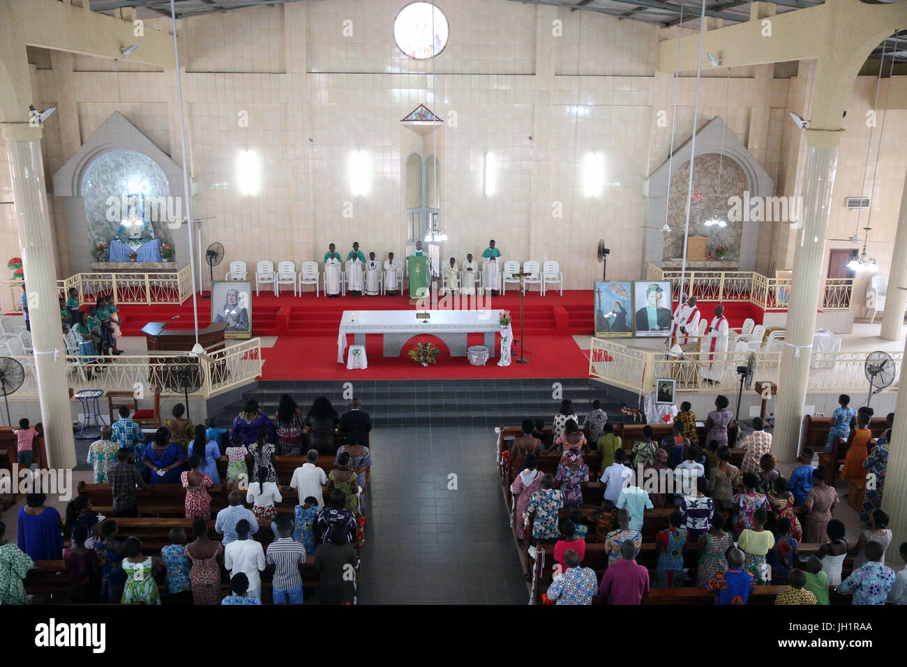 Domenica mattina catholic mass. Lomé. Il Togo. Foto Stock
