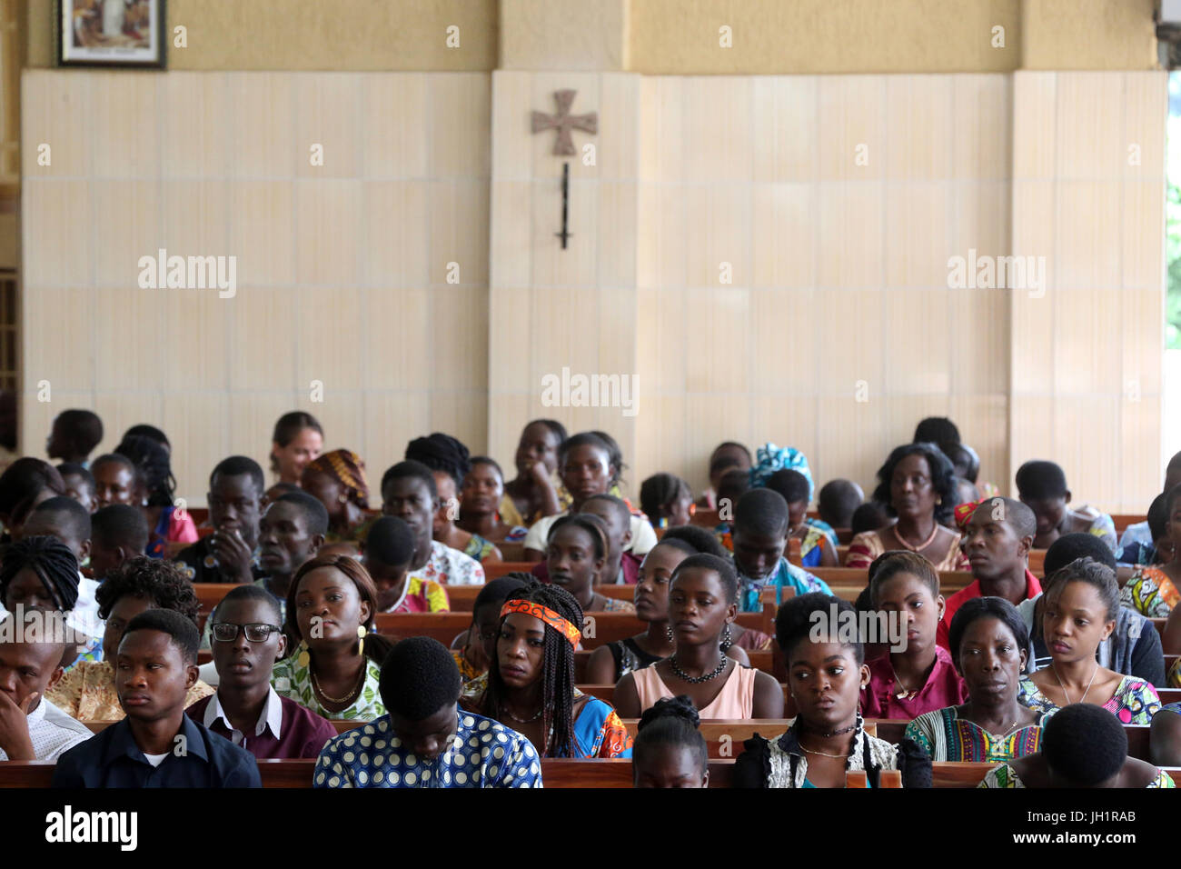 Domenica mattina catholic mass. Lomé. Il Togo. Foto Stock