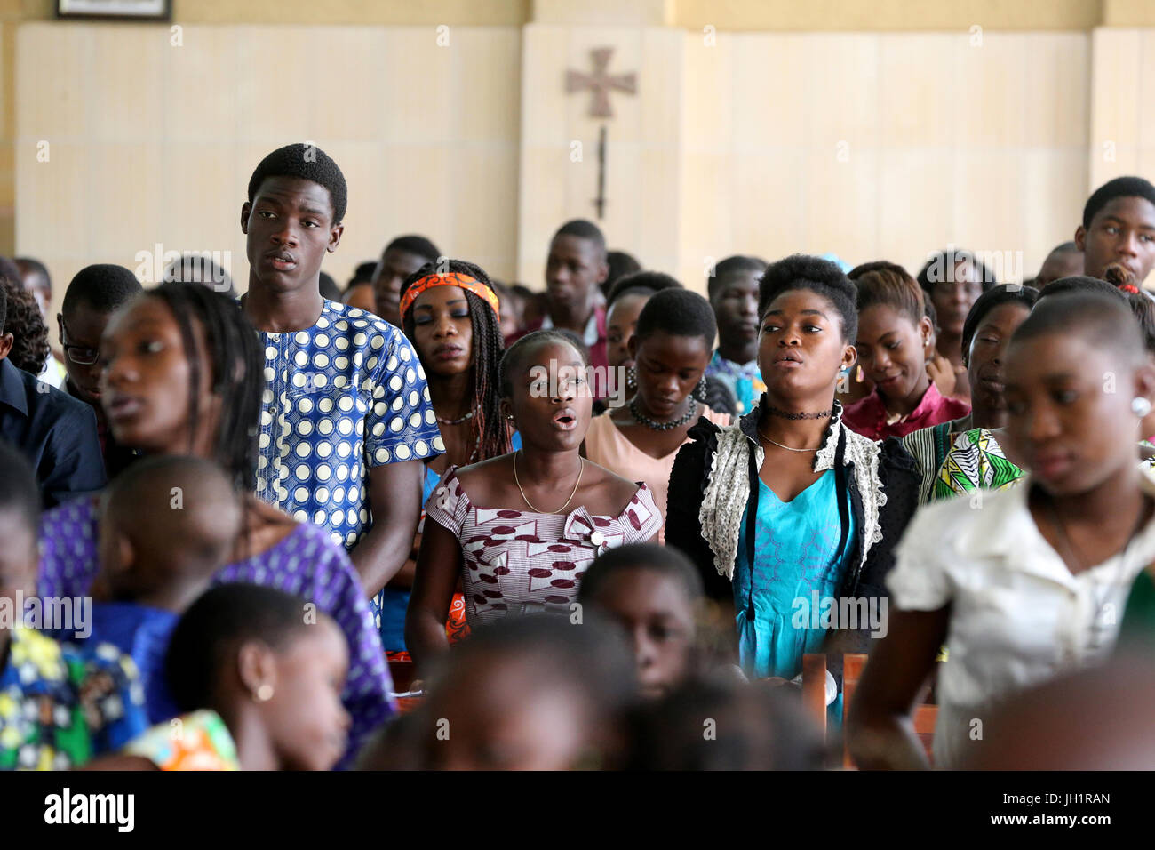 Domenica mattina catholic mass. Lomé. Il Togo. Foto Stock