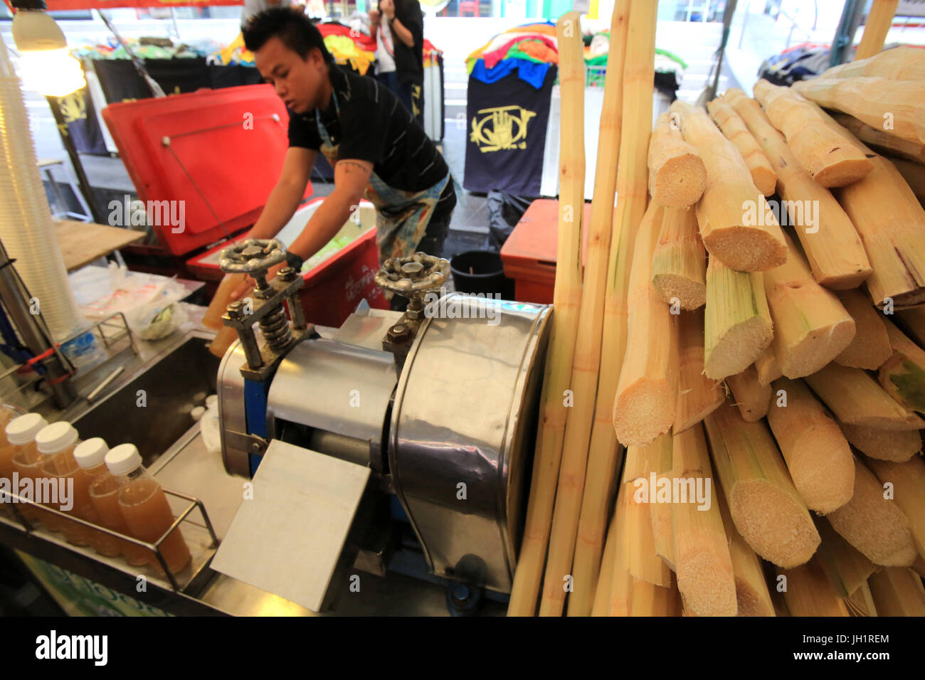 Bangkok mercato alimentare. Costruttore venditore ambulante di succo di frutta di guava. Bangkok. Thailandia. Foto Stock