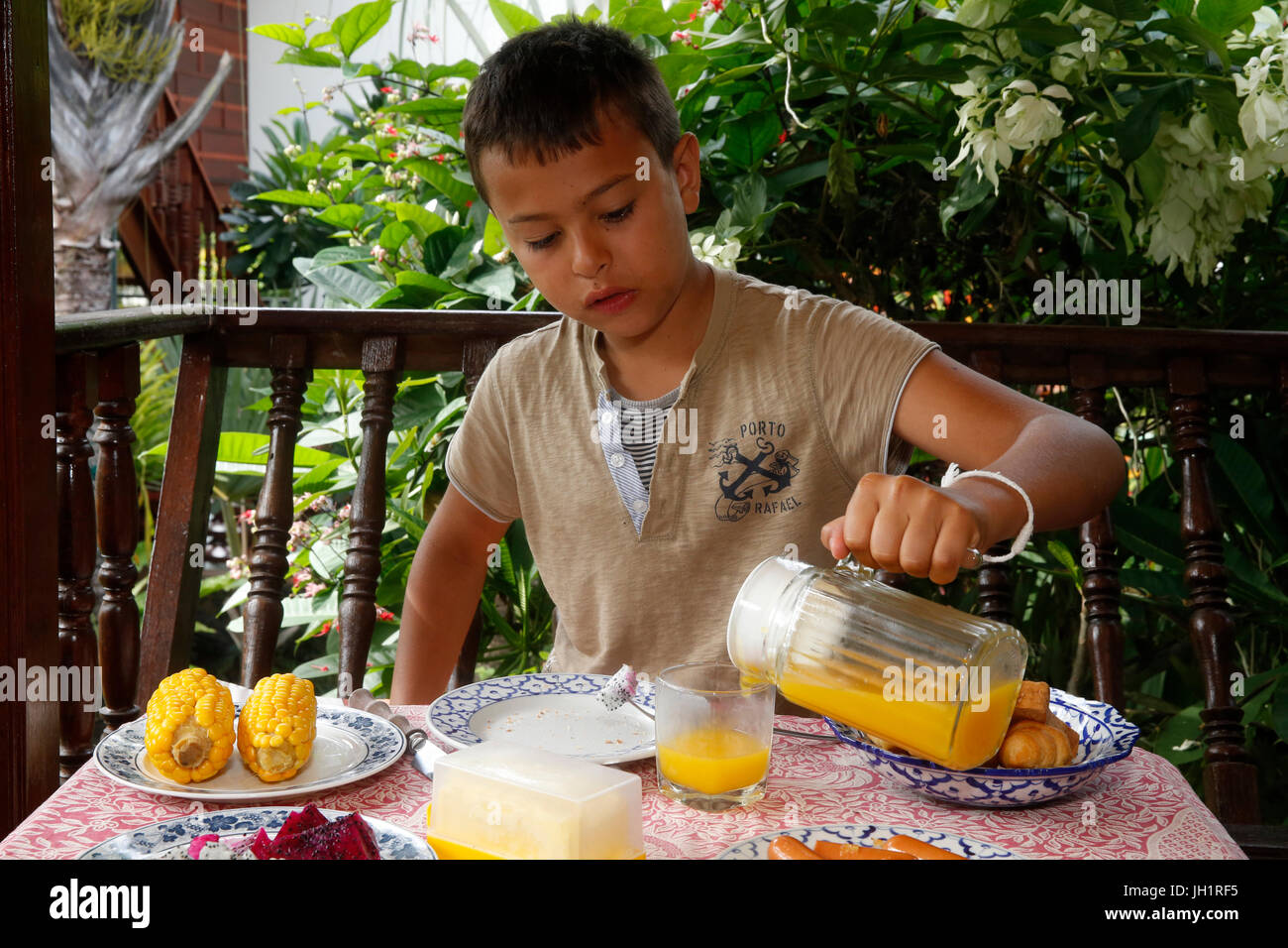 Ragazzo con colazione in vacanza in Thailandia. Thailandia. Foto Stock