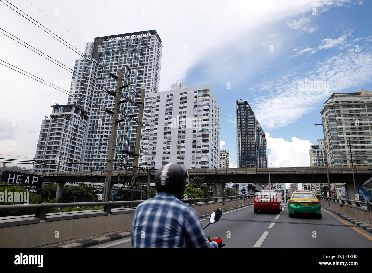 Edifici e traffico in Bangkok. Thailandia. Foto Stock