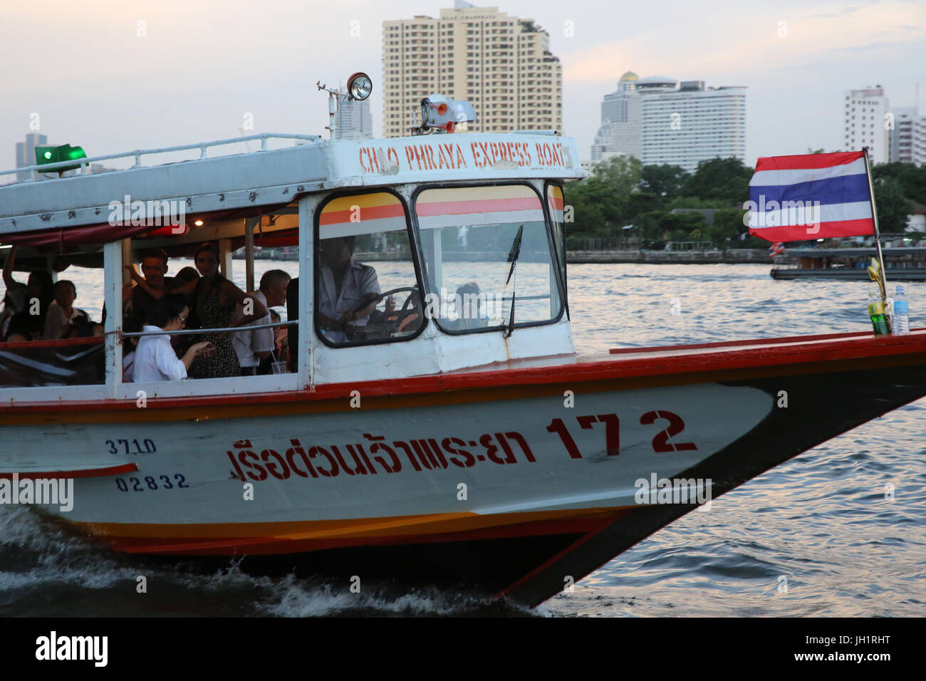 Trasporto in barca sul fiume Chao Phraya in Bangkok. Thailandia. Foto Stock