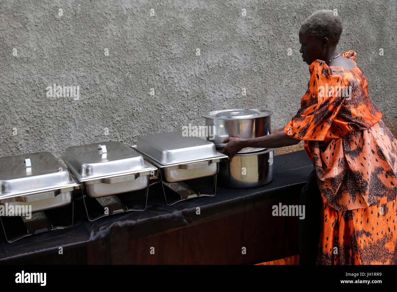 Pasto servito da un gruppo di membri di Uganda Kolping società. Il gruppo (10 donne e 5 uomini) esegue un azienda di catering finanziate da un 2,5 milioni di prestito UGS Foto Stock