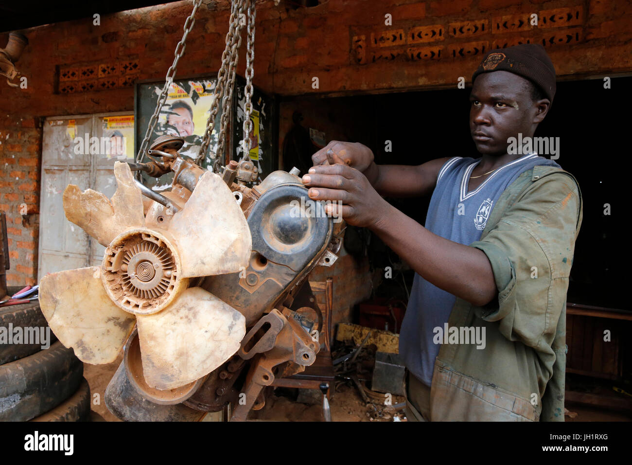 Apprendista lavorare in un garage finanziato con un prestito da ENCOT microfinanza. Uganda. Foto Stock
