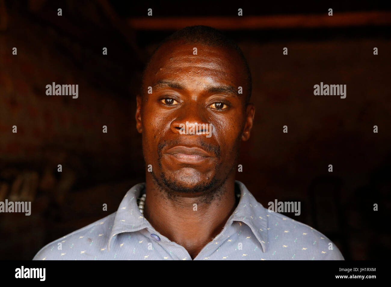 Capo di un garage finanziato con un prestito da ENCOT microfinanza. Uganda. Foto Stock