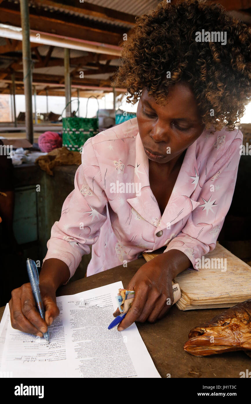 In Uganda la microfinanza Foundation client Judith Acan, che hanno ricevuto 5 prestiti da UMF per produrre e vendere il pesce. Uganda. Foto Stock