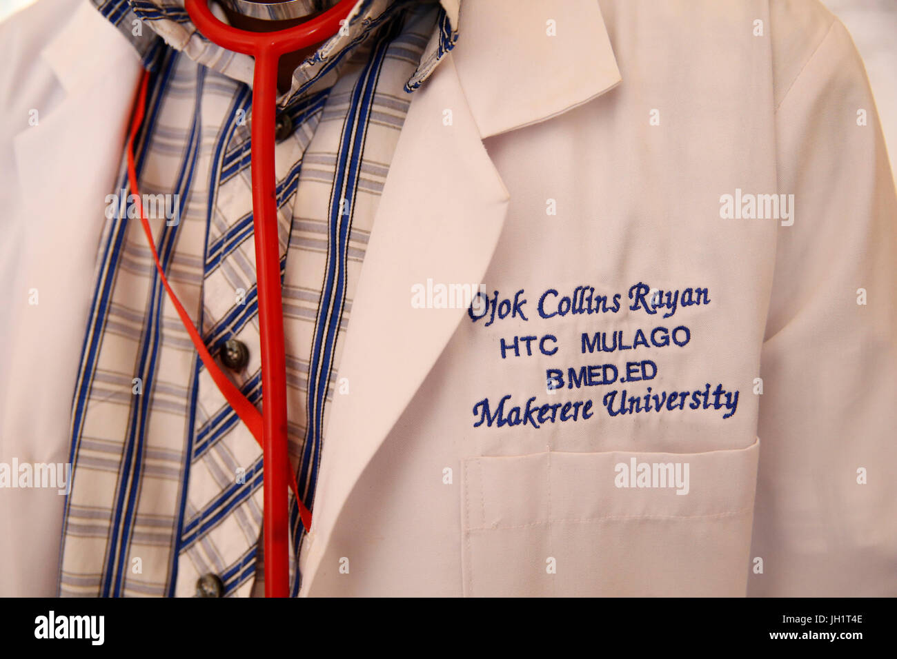 Bweyale Medical Center gestito da medico Ojok Collins Rayan, che ha ricevuto 4 prestiti da UMF microfinanziamenti e ha esteso il suo business da un negozio di farmaco per Foto Stock