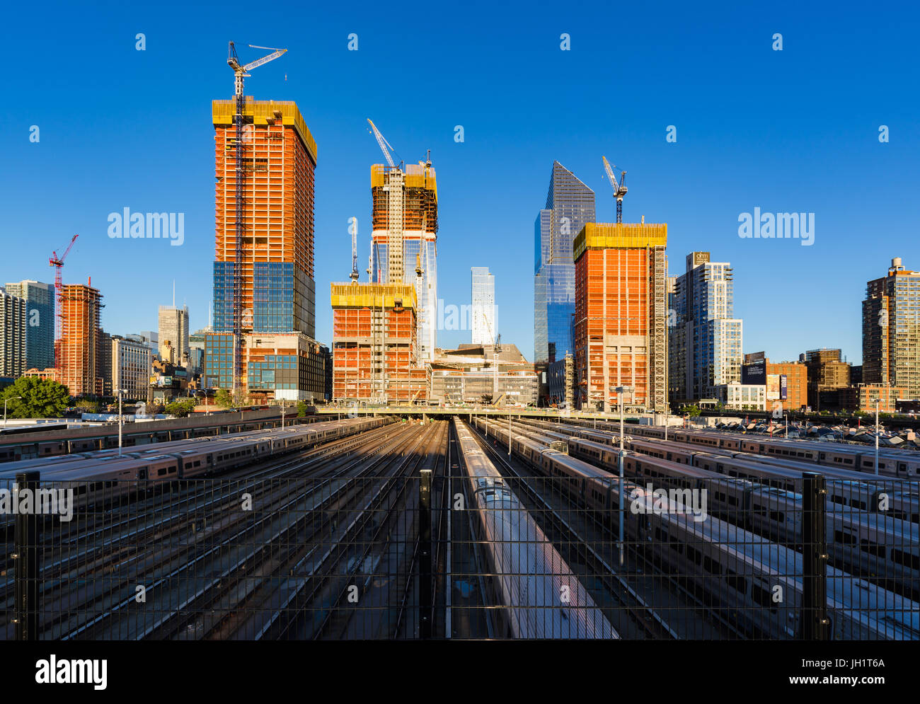 L'Hudson Yards sito in costruzione con binari ferroviari (2017). Midtown Manhattan, New York City Foto Stock