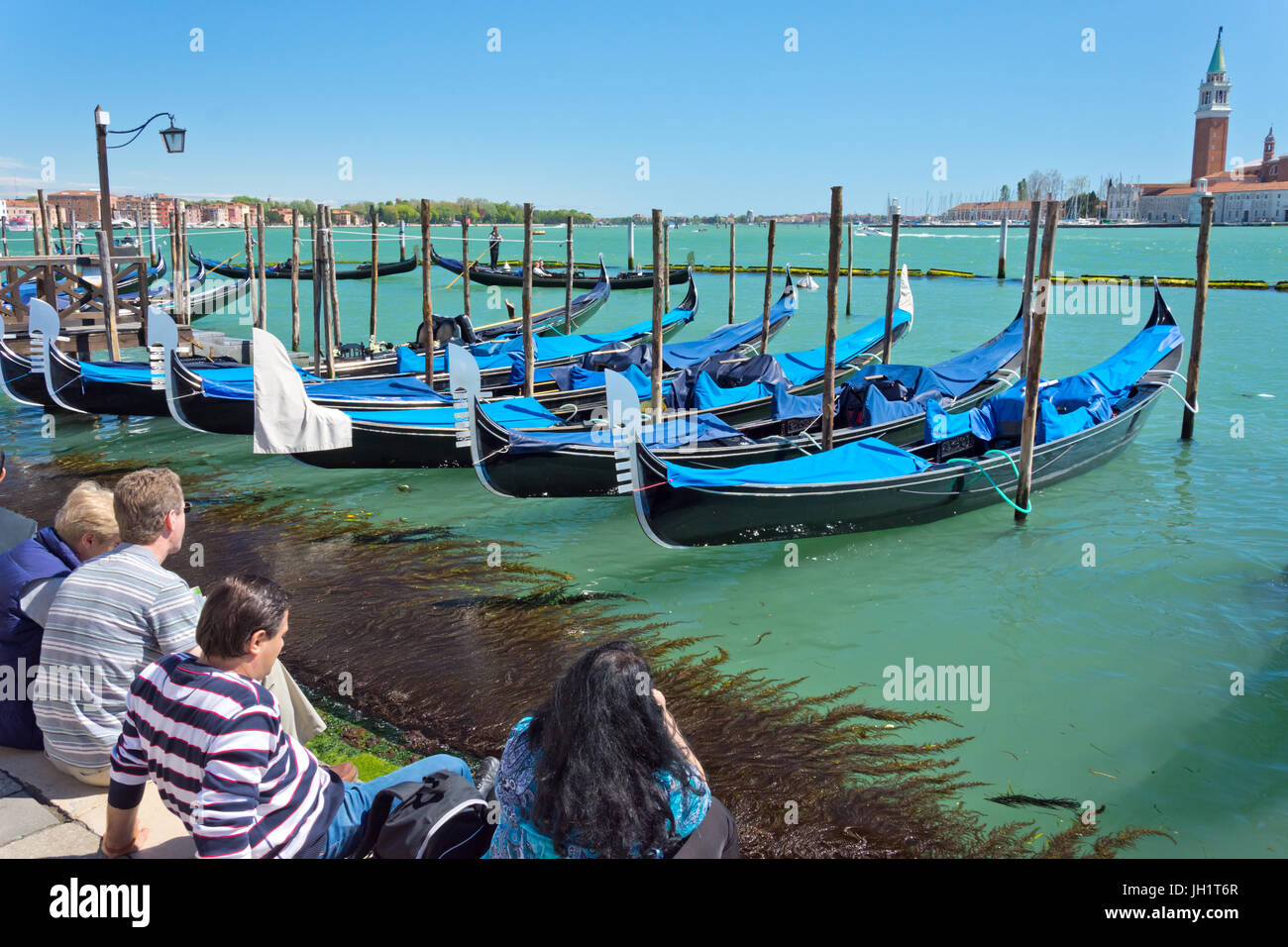Fila di gondole a Venezia Foto Stock