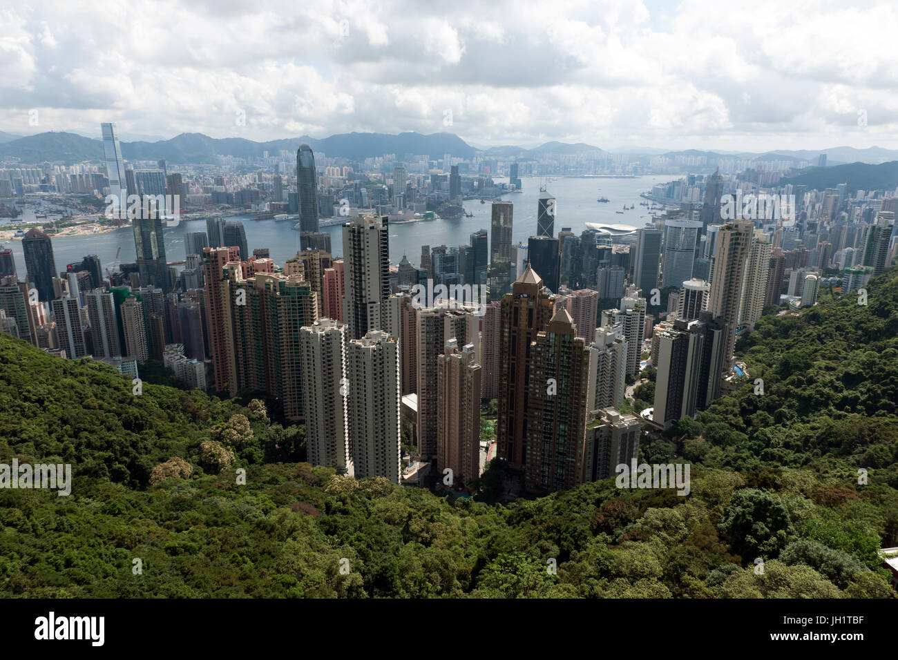 Vista aerea di Hong Kong dalla visualizzazione di terrazza della torre di picco sotto la cima del Victoria Peak Foto Stock