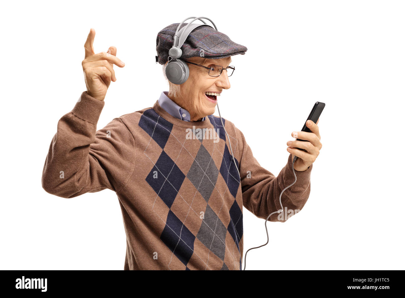 Allegro uomo anziano ascoltare musica su un telefono isolato su sfondo bianco Foto Stock