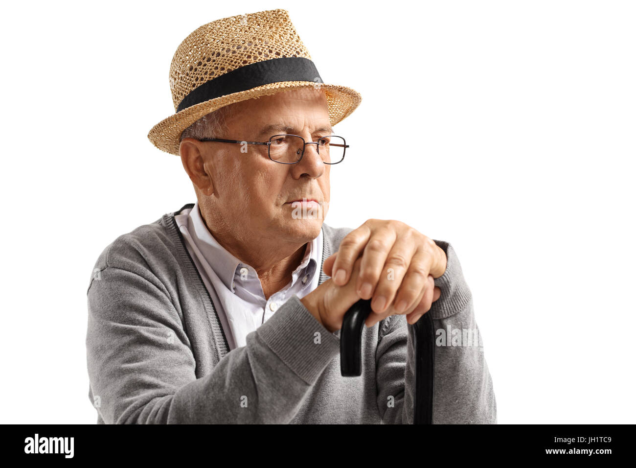 Uomo anziano con una canna che guarda lontano isolati su sfondo bianco Foto Stock