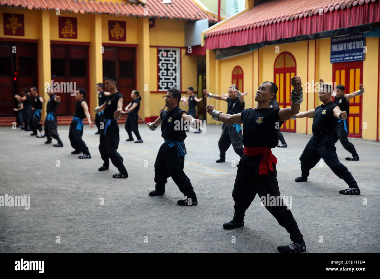 Gli uomini a praticare arti marziali in un tempio buddista. Ho Chi Minh City. Il Vietnam. Foto Stock