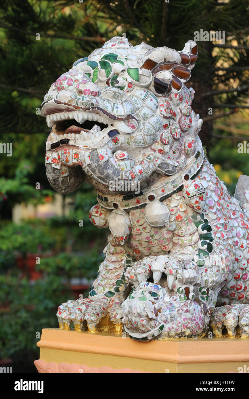 Iam Tong Lam Tu tempio buddista. Sala principale. Lion. Ba Ria. Il Vietnam. Foto Stock