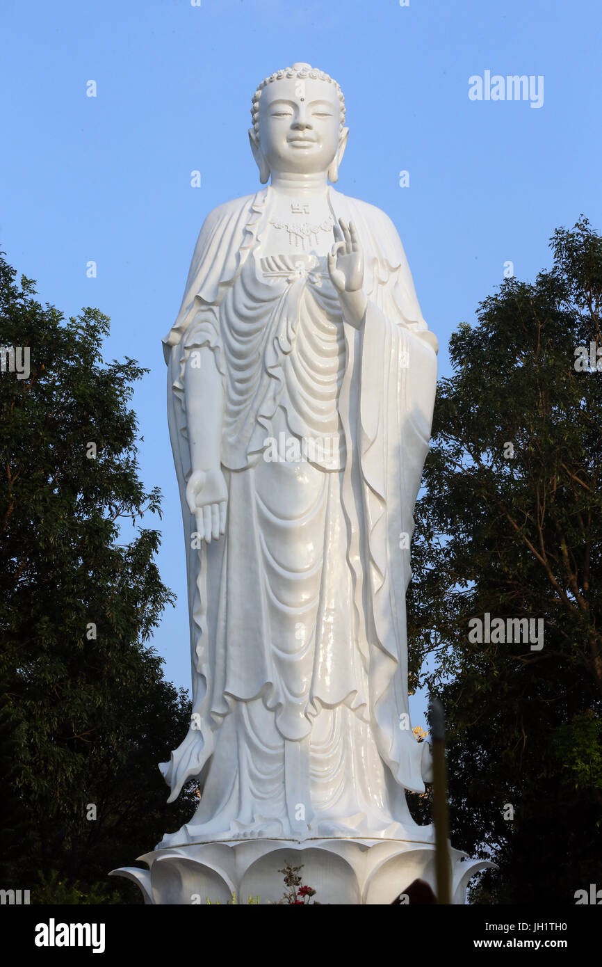 Iam Tong Lam Tu tempio buddista. Maitreya gigantesca statua del Buddha. Ba Ria. Il Vietnam. Foto Stock