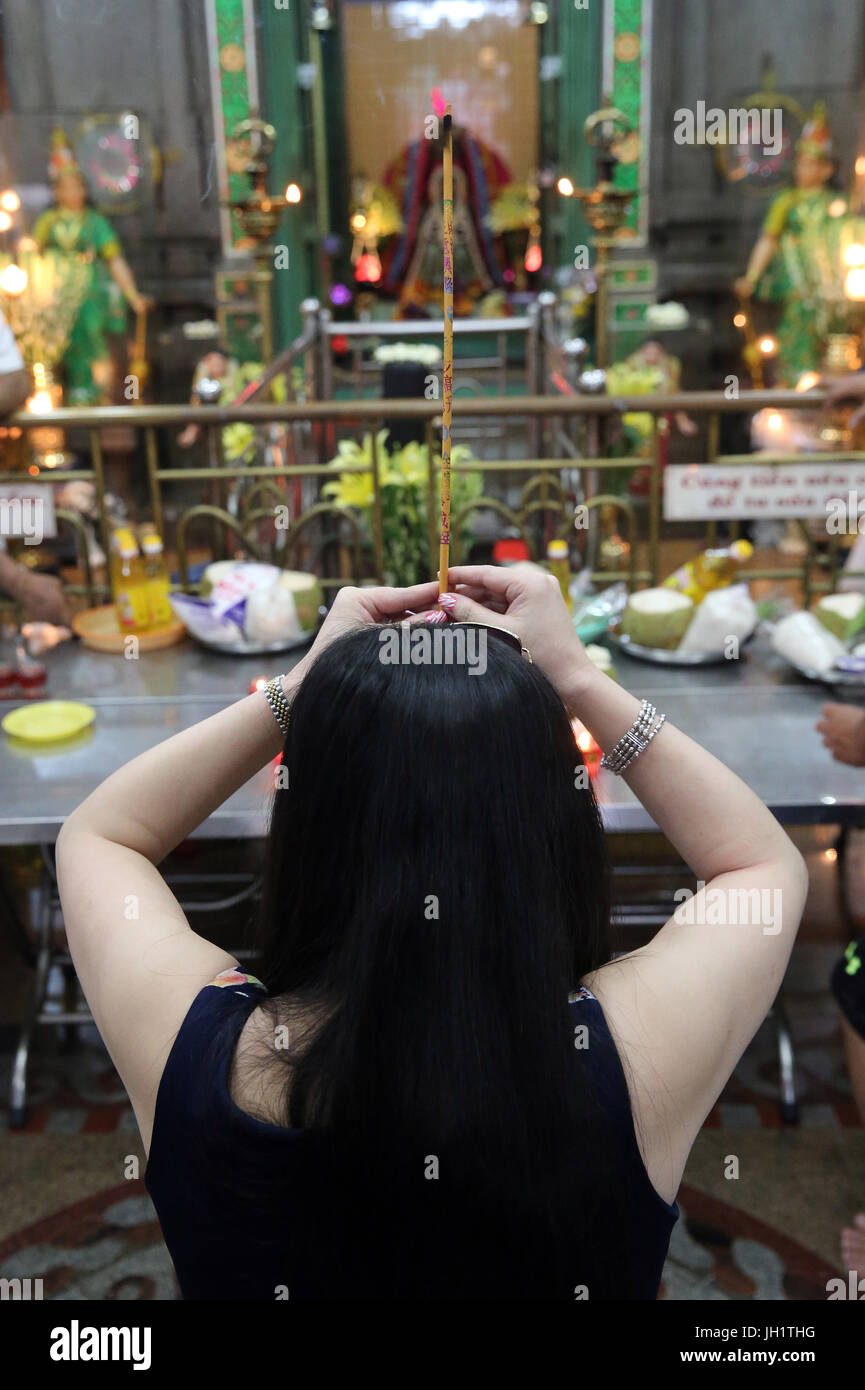 Mariamman tempio indù. Adoratore con bastoncini di incenso. Ho Chi Minh City. Il Vietnam. Foto Stock
