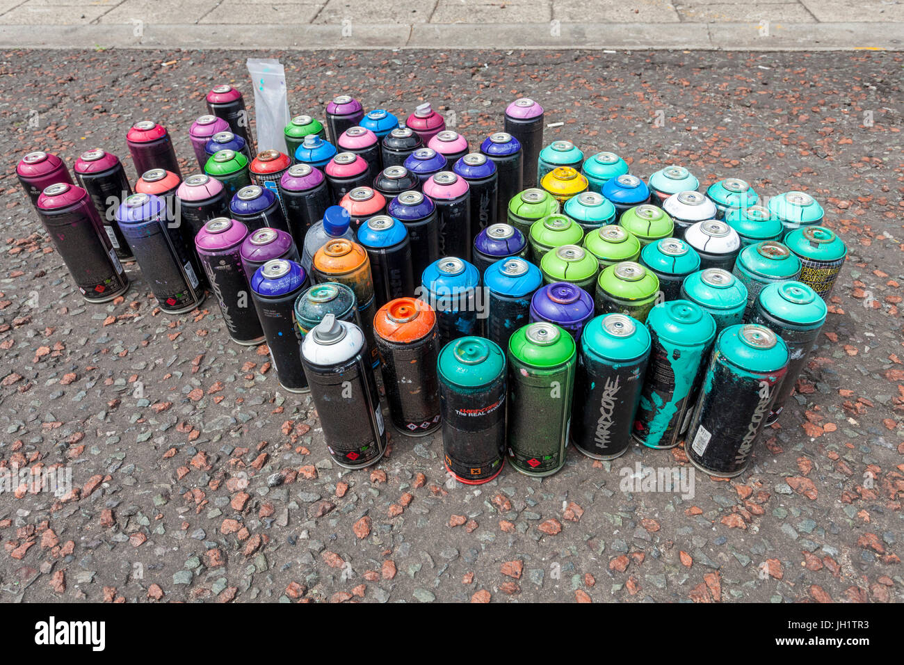 Usato Hardcore spray aerosol barattoli di vernice su una strada, England, Regno Unito Foto Stock